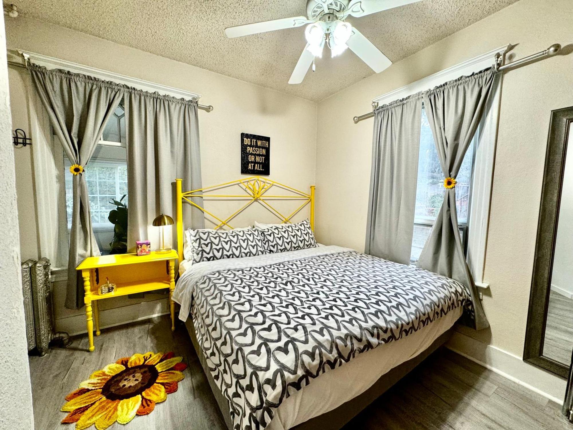 With 2 Bedrooms A King Bed Queen Bed And An Extra Sofa Bed Located 10 Minutes From Seatac Airport And 20 Minutes From Downtown Ferienhaus