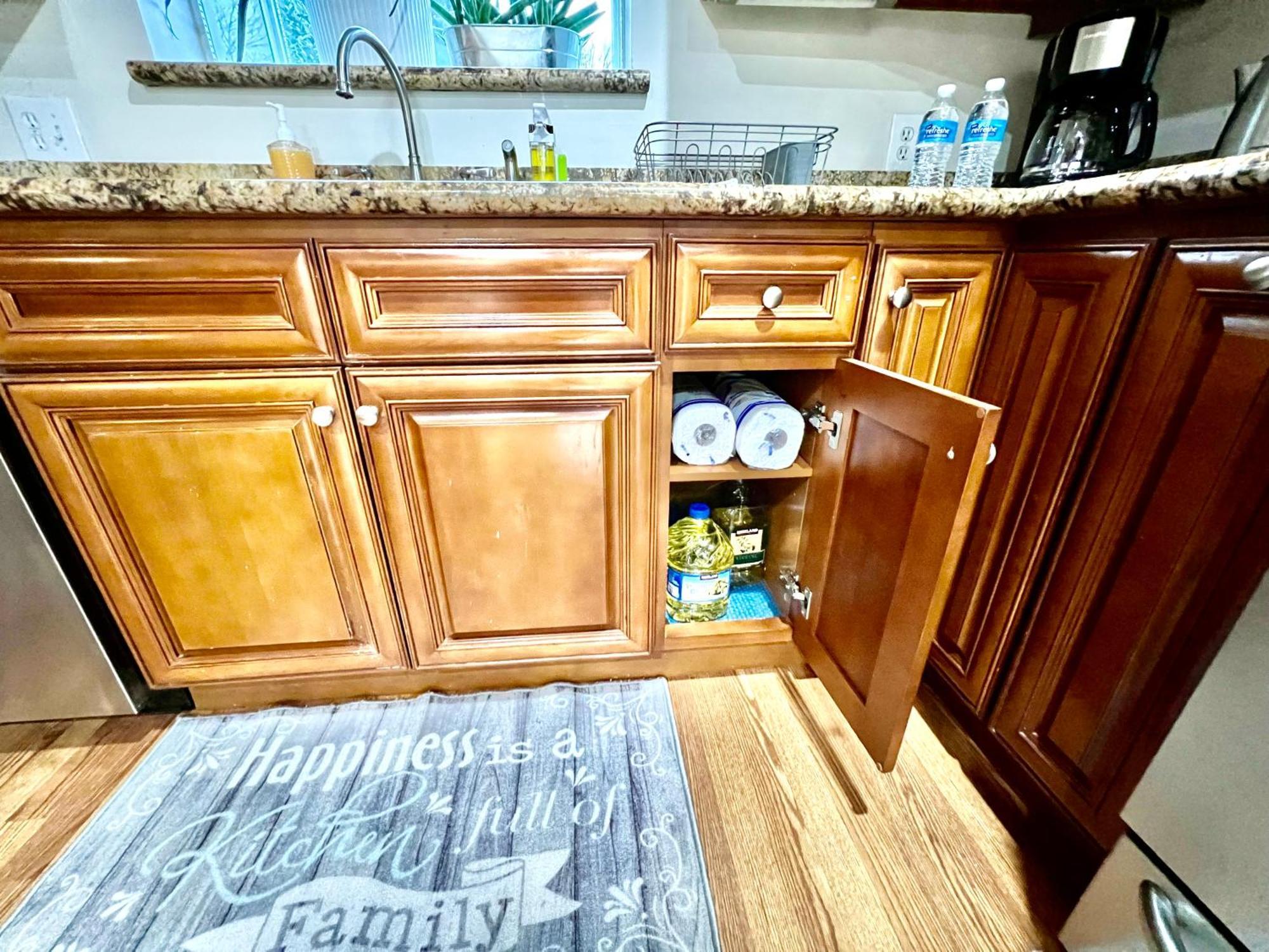 Ferienhaus With 2 Bedrooms A King Bed Queen Bed And An Extra Sofa Bed Located 10 Minutes From Seatac Airport And 20 Minutes From Downtown Seattle