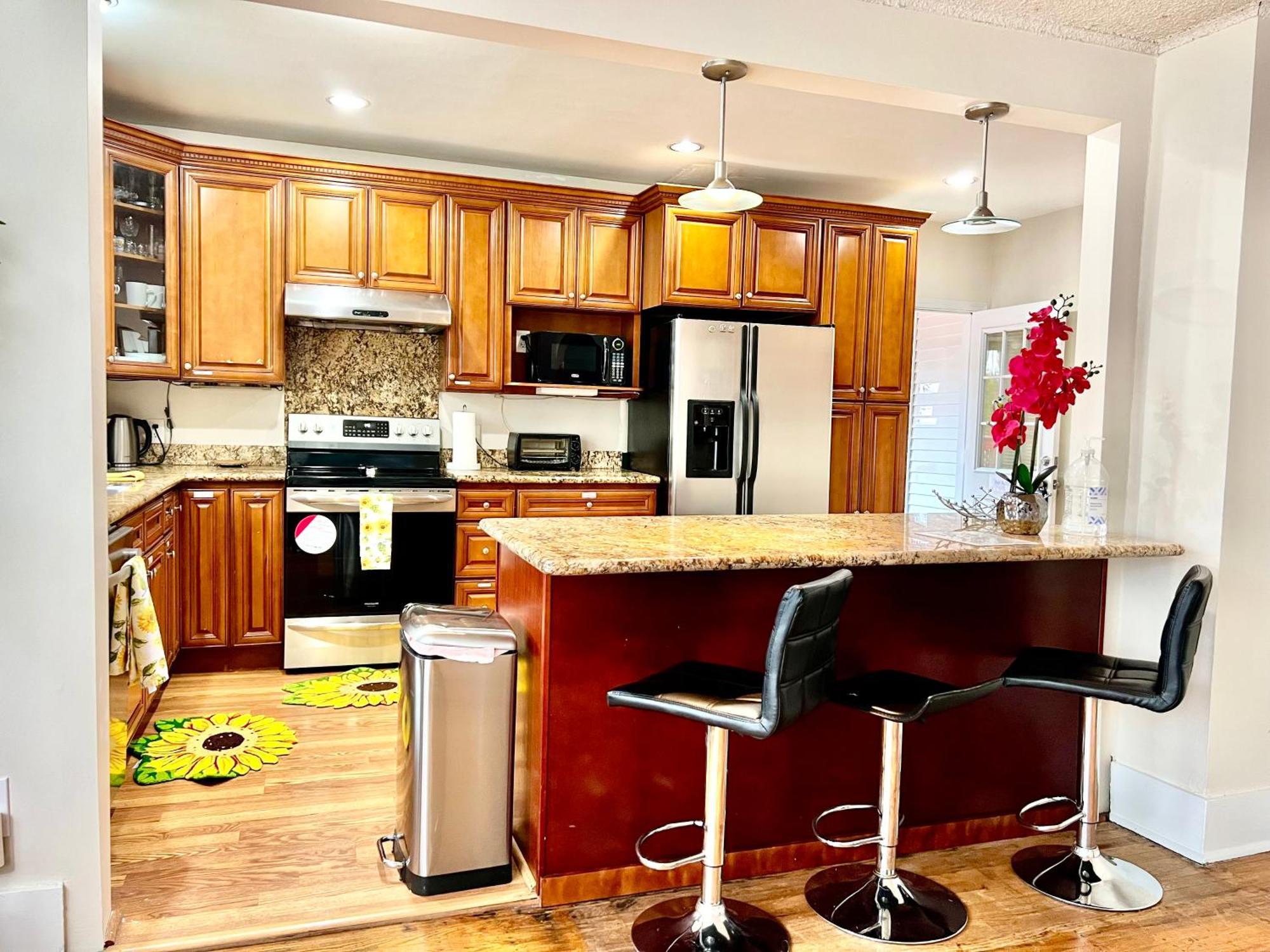 Ferienhaus With 2 Bedrooms A King Bed Queen Bed And An Extra Sofa Bed Located 10 Minutes From Seatac Airport And 20 Minutes From Downtown *