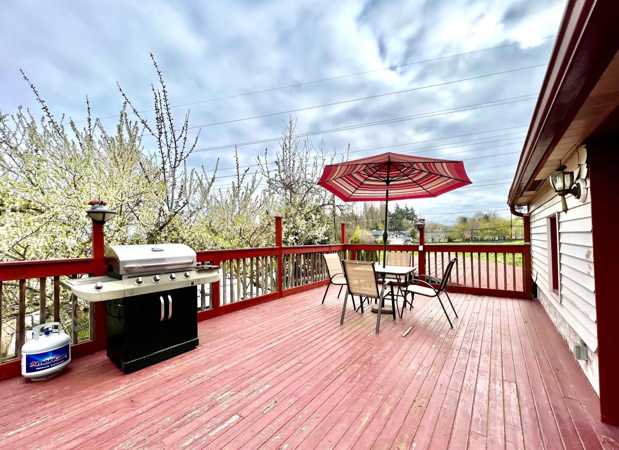 Ferienhaus With 2 Bedrooms A King Bed Queen Bed And An Extra Sofa Bed Located 10 Minutes From Seatac Airport And 20 Minutes From Downtown Seattle