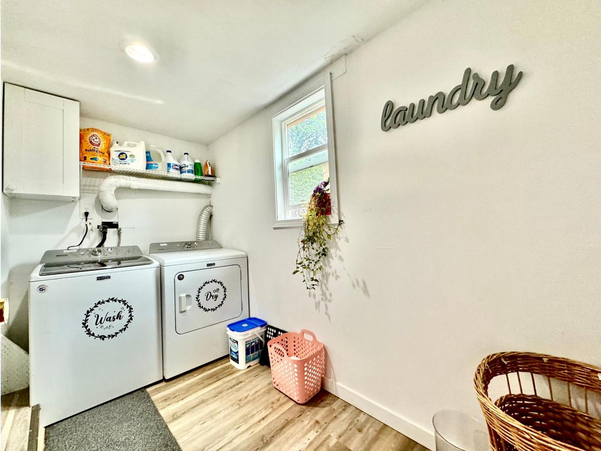Ferienhaus With 2 Bedrooms A King Bed Queen Bed And An Extra Sofa Bed Located 10 Minutes From Seatac Airport And 20 Minutes From Downtown