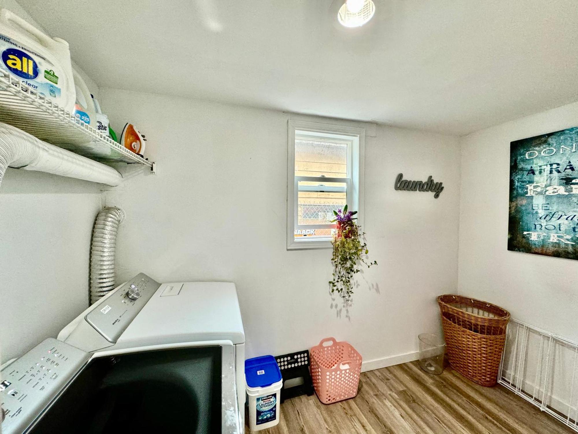 Ferienhaus With 2 Bedrooms A King Bed Queen Bed And An Extra Sofa Bed Located 10 Minutes From Seatac Airport And 20 Minutes From Downtown