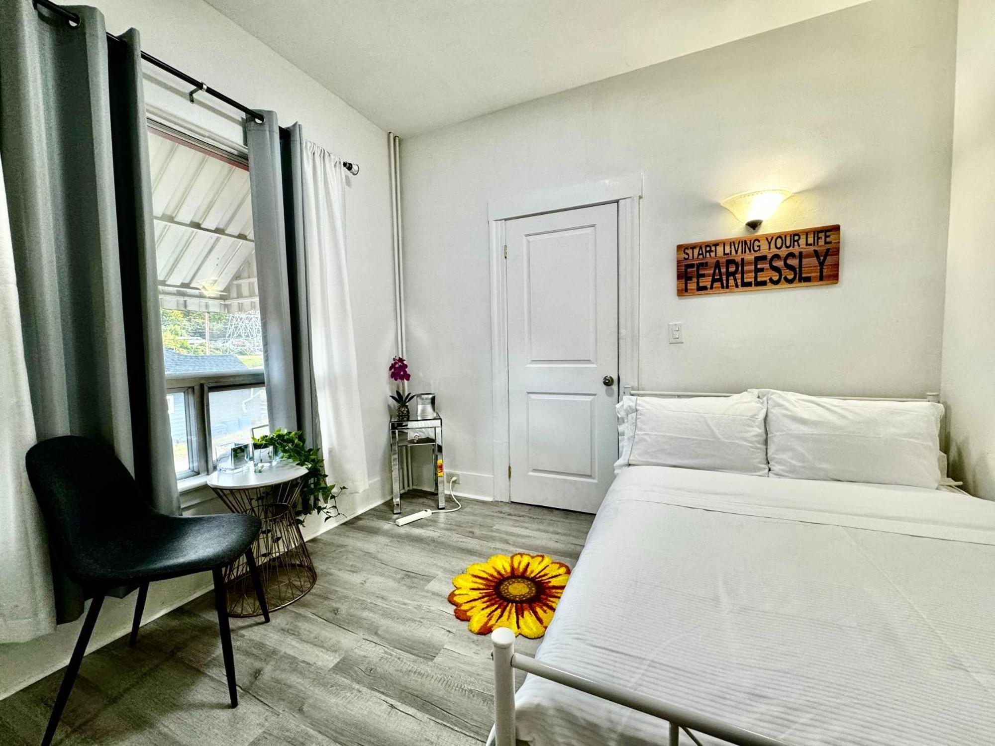 Ferienhaus With 2 Bedrooms A King Bed Queen Bed And An Extra Sofa Bed Located 10 Minutes From Seatac Airport And 20 Minutes From Downtown Seattle