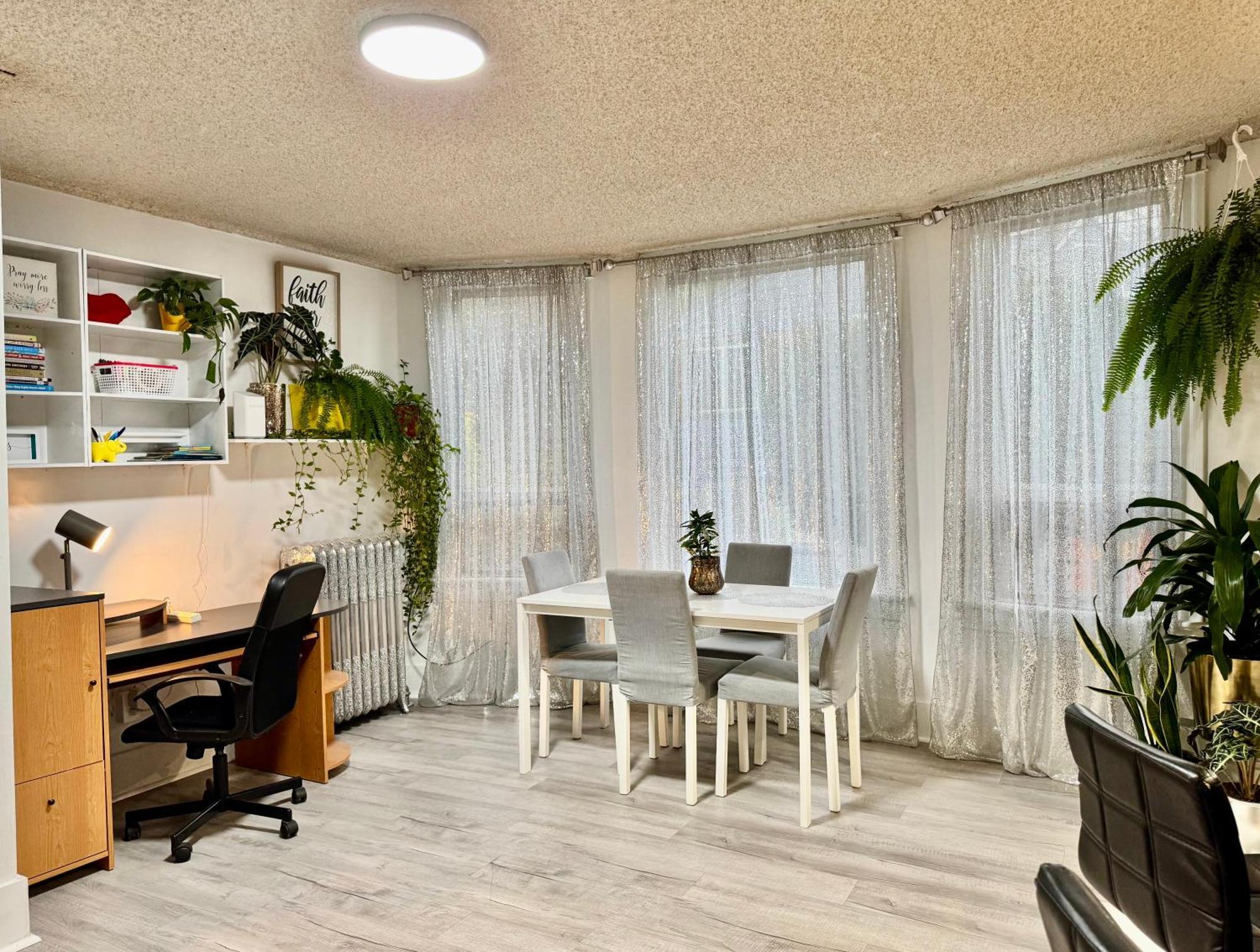 With 2 Bedrooms A King Bed Queen Bed And An Extra Sofa Bed Located 10 Minutes From Seatac Airport And 20 Minutes From Downtown Ferienhaus Seattle