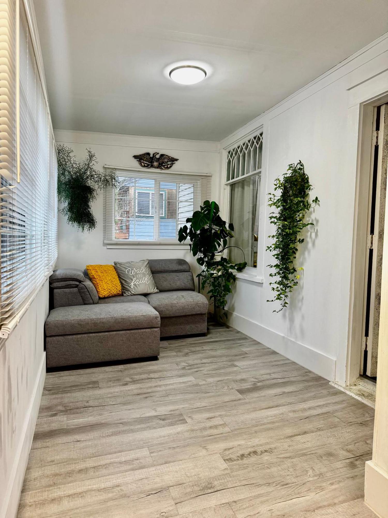 Ferienhaus With 2 Bedrooms A King Bed Queen Bed And An Extra Sofa Bed Located 10 Minutes From Seatac Airport And 20 Minutes From Downtown *