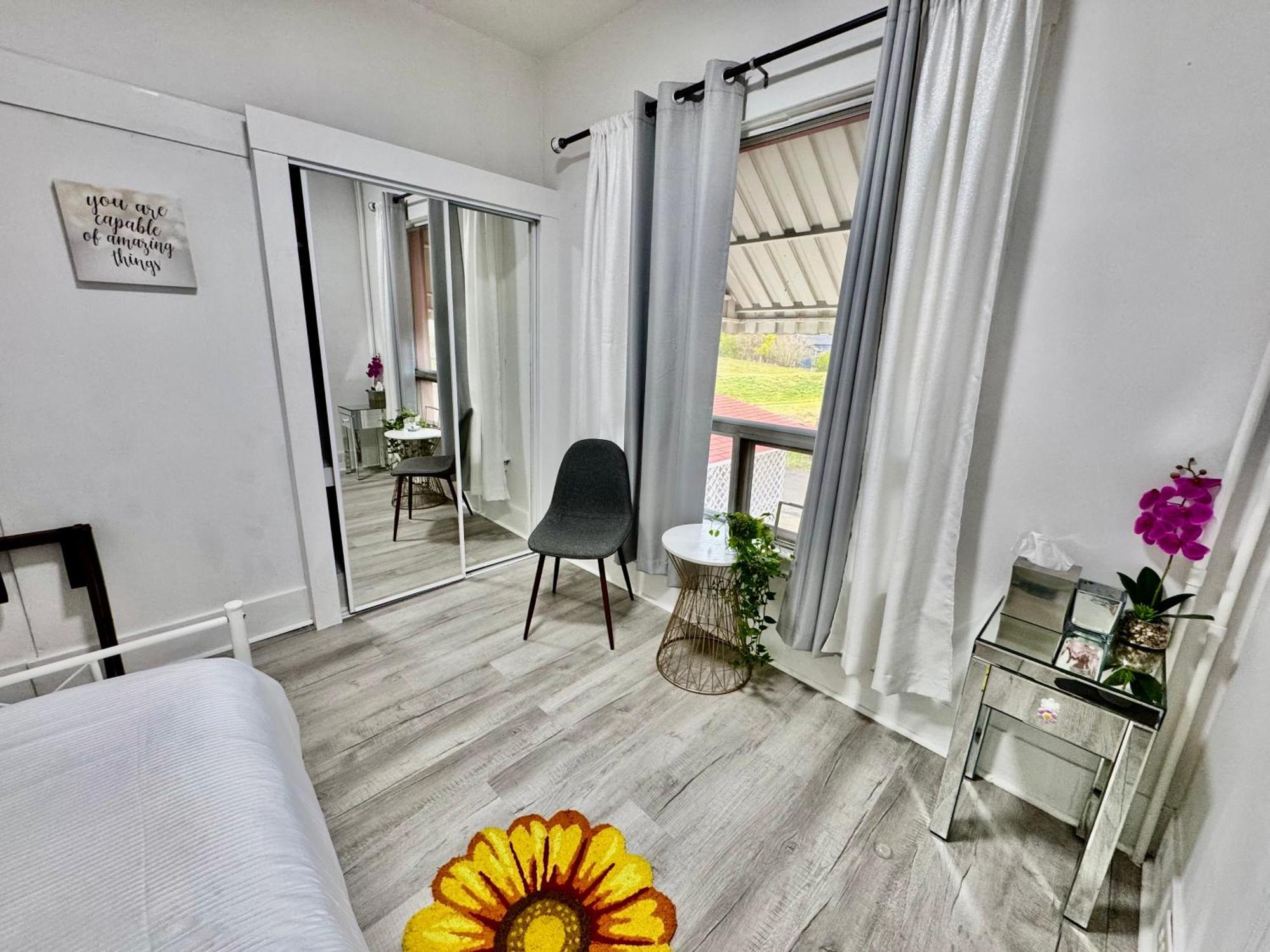 With 2 Bedrooms A King Bed Queen Bed And An Extra Sofa Bed Located 10 Minutes From Seatac Airport And 20 Minutes From Downtown Ferienhaus
