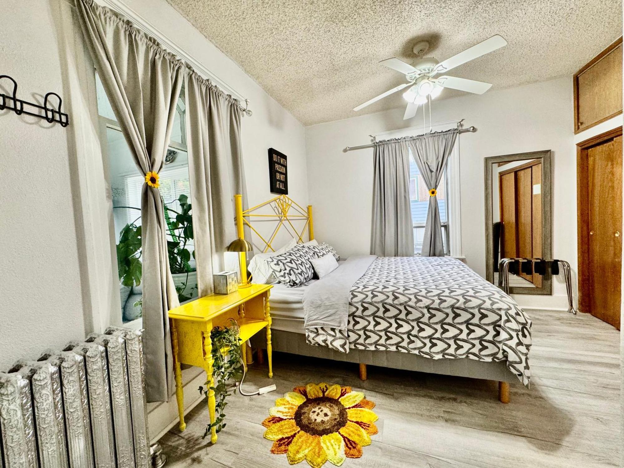 Ferienhaus With 2 Bedrooms A King Bed Queen Bed And An Extra Sofa Bed Located 10 Minutes From Seatac Airport And 20 Minutes From Downtown *