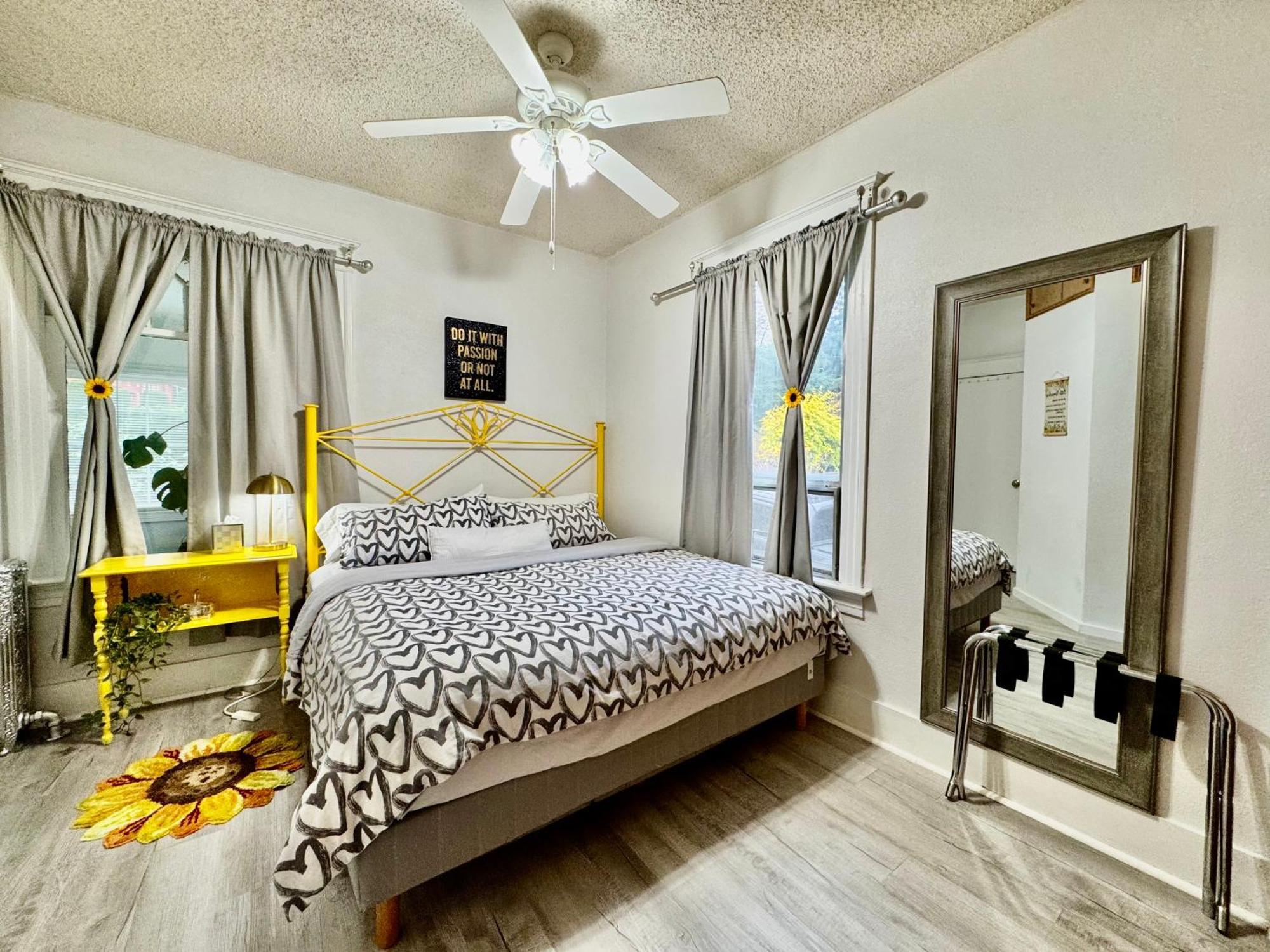 With 2 Bedrooms A King Bed Queen Bed And An Extra Sofa Bed Located 10 Minutes From Seatac Airport And 20 Minutes From Downtown Ferienhaus Seattle