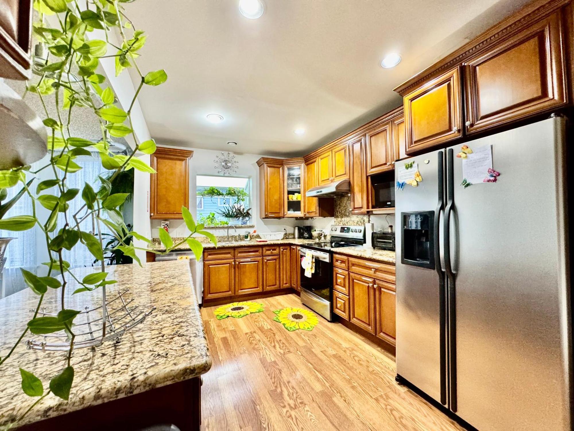 With 2 Bedrooms A King Bed Queen Bed And An Extra Sofa Bed Located 10 Minutes From Seatac Airport And 20 Minutes From Downtown Ferienhaus Seattle